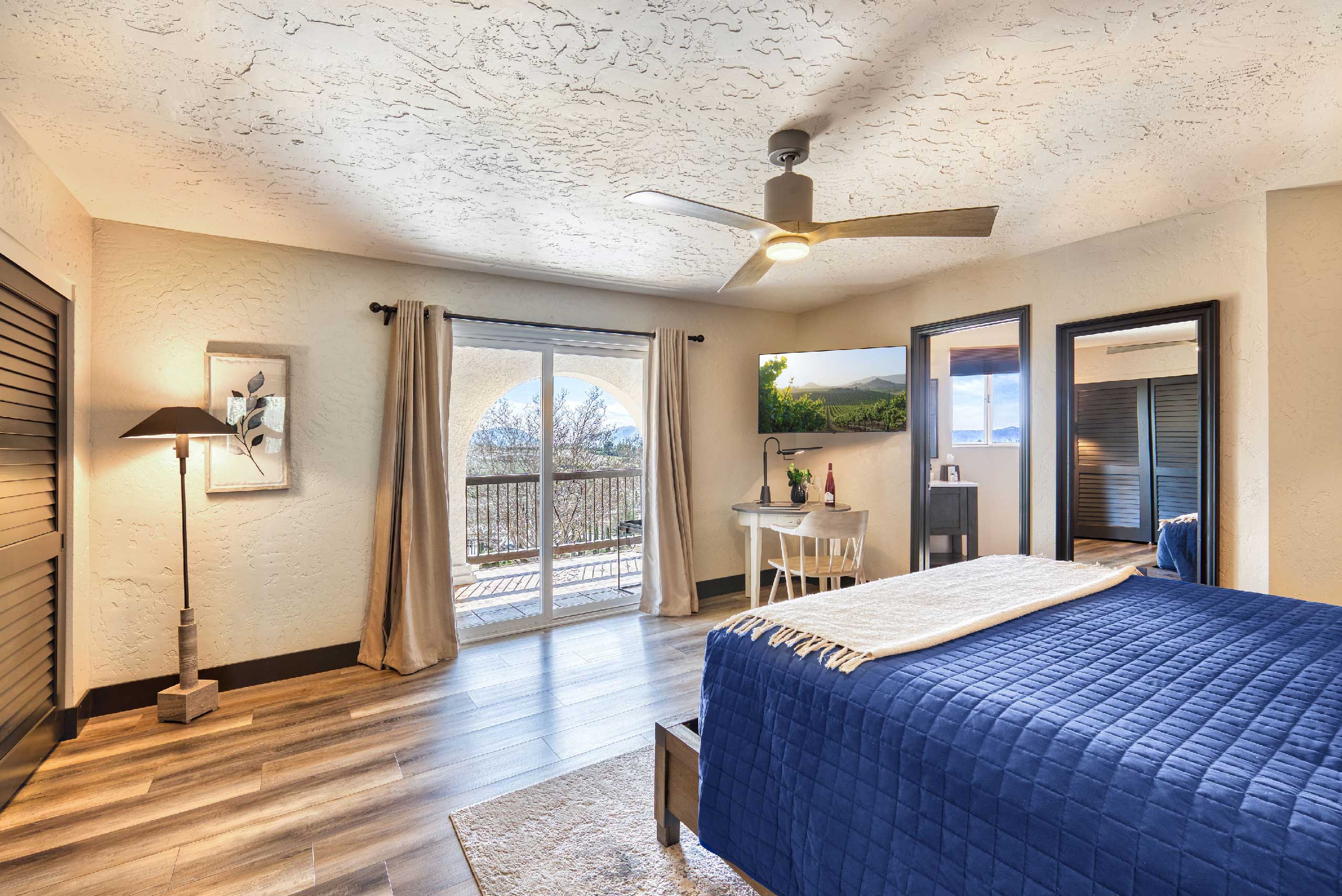 Deluxe King Balcony Vineyard View