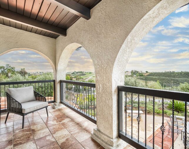 Deluxe King Balcony Vineyard View
