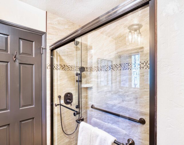 Standard King Courtyard room bathroom